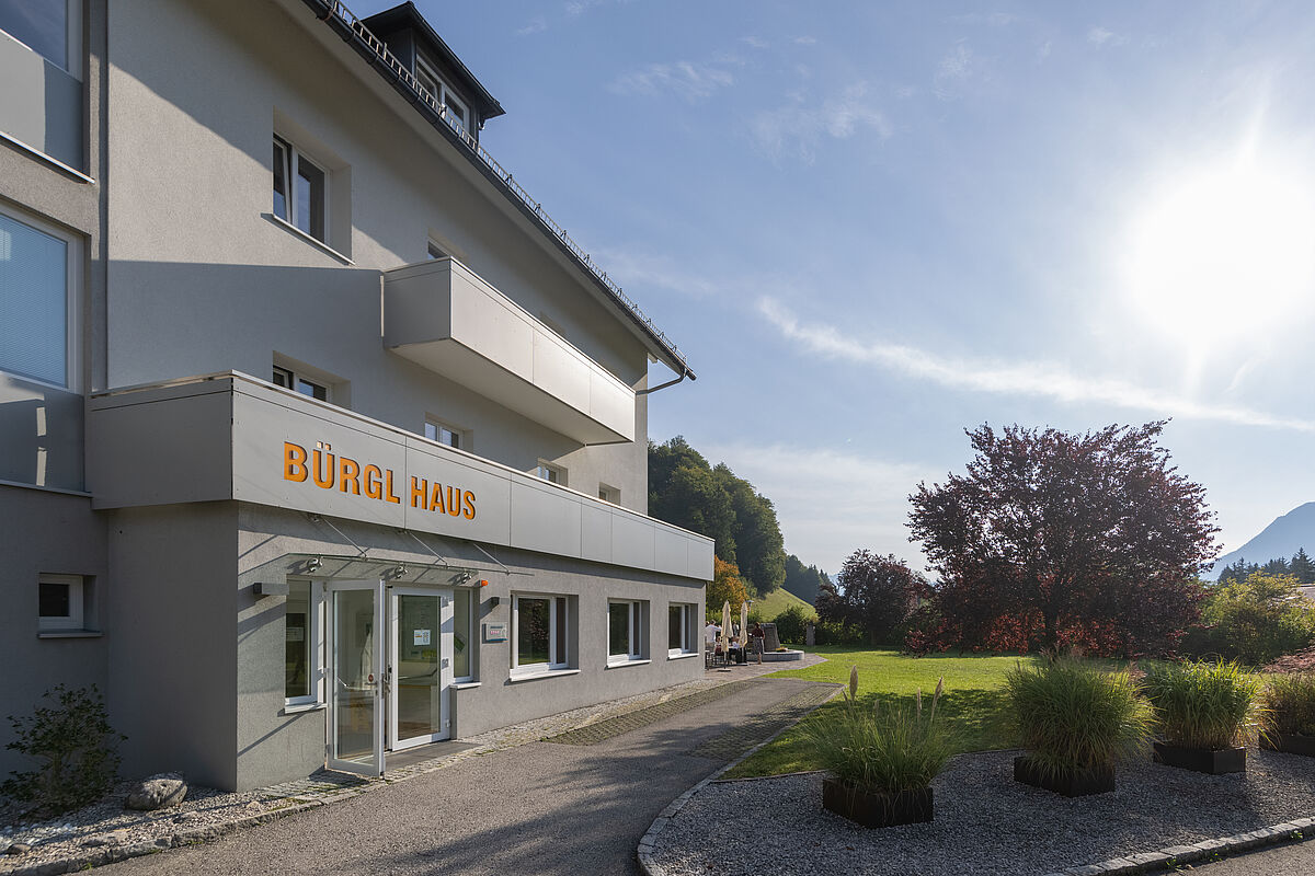 Bürglhaus mit Garten im Sommer